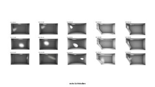 Fünfzehn Graustufendarstellungen eines rechteckigen Raumes zeigen unterschiedliche Sonnenlichtmuster aus einem Fenster zu verschiedenen Zeiten und an verschiedenen Tagen. Unter den Bildern steht der deutsche Ausdruck „erste Lichtstudien“.