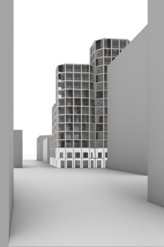 Ein modernes mehrstöckiges Gebäude mit Glasbalkonen steht zwischen zwei großen, schlichten Gebäuden an einer breiten, leeren Straße unter einem bewölkten Himmel.