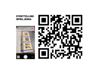 Großer QR-Code rechts; links ist ein Foto eines Holzbretts mit QR-Codes zu sehen, aufgenommen durch eine Smartphone-Kamera. Text: „STORYTELLING @PRO.JENGA“.
