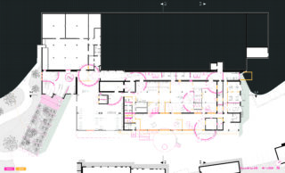 Architektonischer Grundriss mit Räumen, Fluren und Anmerkungen in Rosa und Schwarz, der auf der linken Seite Layoutdetails, Eingänge und Landschaftselemente zeigt.