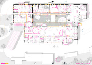 Architektonischer Grundriss eines Gebäudes mit umrissenen Räumen, kreisförmigen und rechteckigen Möbelanordnungen und hervorgehobenen Bereichen in Rosa und Gelb. Nordpfeil und Maßstab angegeben.