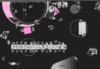 Eine schwarz-weiße Draufsicht auf einen belebten Gemeinschaftsraum mit Tischen, Stühlen, interagierenden Menschen, Pflanzen und rosa hervorgehobenen geometrischen Elementen.