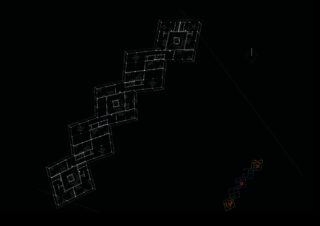 Eine Reihe transparenter, miteinander verbundener Quadrate bilden eine diagonale Kette auf schwarzem Hintergrund, mit einer kleineren, bunten Version in der unteren rechten Ecke.