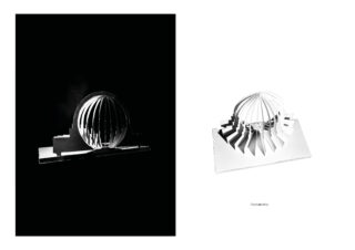 Zwei Ansichten eines abstrakten Architekturmodells mit einer Kuppel mit strahlenförmigen Segmenten und gestuftem Sockel; linkes Bild auf schwarzem Hintergrund, rechtes Bild auf weißem Hintergrund.