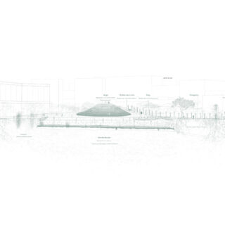 Eine architektonische Schnittzeichnung zeigt ein geneigtes, kreisförmiges Gebäude, umgeben von beschrifteten Elementen wie Treppe, Rampe und Straße, mit vereinzelten Bäumen im Vordergrund.