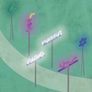 Neonschilder, darunter ein Halbmond, ein Getränk, „HUMMUS“, „Miklo“, arabische Schrift und ein Davidstern, stehen auf einem grünen Hintergrund neben einem geschwungenen Pfad.