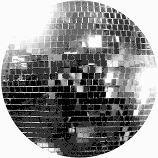 Eine rotierende Discokugel reflektiert das Licht in mehrere Richtungen und erzeugt so einen schimmernden Effekt.