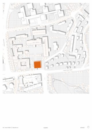 Ein architektonischer Lageplan mit Gebäuden, Straßen und Grünflächen. Ein rotes Quadrat markiert einen bestimmten Ort in der Nähe der Friedrich-Ebert-Straße in der Kartenmitte.