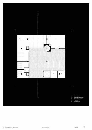 Schwarzweißer architektonischer Grundriss mit verschiedenen Räumen, einem zentralen offenen Bereich, Treppen und beschrifteten Abschnitten mit einem Nordpfeil und einem Maßstab unten rechts.