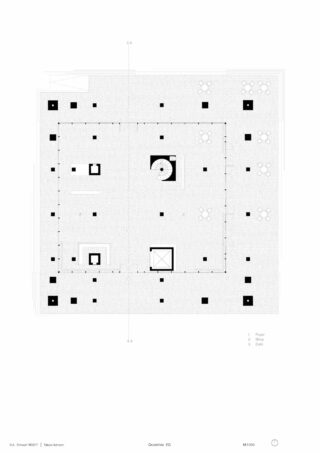 Schwarz-weißer Grundriss mit zentraler Wendeltreppe und quadratischen Säulen in Rasteranordnung. Die Legende kennzeichnet Foyer, Treppen und Cafébereiche.