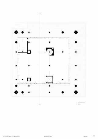 Schwarz-weißer architektonischer Grundriss mit quadratischem Grundriss, zentraler Wendeltreppe, verschiedenen Räumen und gleichmäßig verteilten Säulen oder Stützen.
