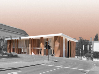 Ein modernes Gebäude mit hohen vertikalen Säulen und gewellten Fassadenplatten steht an einer Straßenkreuzung mit Ampeln und geparkten Autos.