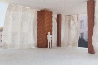 Ein maßstabsgetreues Modell zeigt eine weiße Figur, die neben einer strukturierten braunen Säule steht, umgeben von durchscheinenden weißen Vorhängen und offenen Fenstern.
