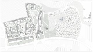Architektonischer Lageplan mit Gebäudegrundrissen, Wegen, Straßen, Grünflächen und einem Waldabschnitt auf der rechten Seite mit topografischen Höhenlinien.