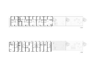 Schwarz-weiße architektonische Grundrisse für zwei Gebäudeebenen, die Räume, Flure und Außenterrassenbereiche mit Sitzgelegenheiten und Tischen zeigen.