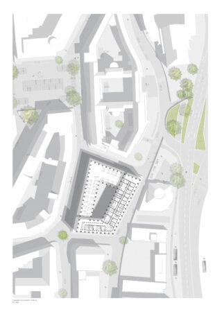 Architektonischer Lageplan mit einem dreieckigen Gebäudegrundriss, umgeben von Straßen, Gehwegen und angrenzenden Gebäuden, mit über das gesamte Gebiet verstreuten Grünflächen und Bäumen.