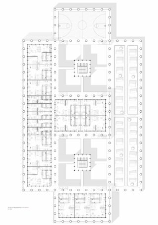 Architektonischer Grundriss mit mehreren Räumen und Fluren, einem Parkplatz auf der rechten Seite, einem Sportplatz oben sowie Treppenhäusern und Aufzügen an zentralen Stellen.