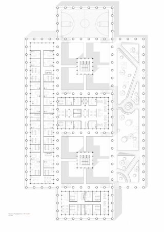 Architektonischer Grundriss mit Klassenzimmern, Gemeinschaftsbereichen und Turnhallen auf der linken Seite, zentralen Treppenhäusern und Aufzügen sowie Außenplätzen und angelegten Gärten auf der rechten Seite.
