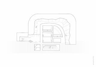 Strichzeichnung eines Gebäudequerschnitts mit mehreren Ebenen, Treppenhäusern, offenen Räumen und unregelmäßig geschwungenen Außenwänden.