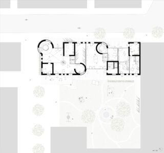 Architektonischer Grundriss, der die Aufteilung eines Gebäudes mit verschiedenen Räumen, angrenzenden Außenbereichen, Wegen, Bäumen, Spielplatz sowie umliegenden Straßen und Gebäuden zeigt.
