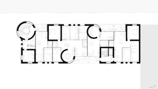 Architektonischer Grundriss eines Gebäudes mit mehreren Räumen, Möbelanordnungen, einer Wendeltreppe und zwei geschwungenen Wänden.