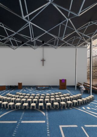 Innenraum einer modernen Kirche mit Reihen weißer Stühle, blau gemustertem Teppich, geometrischer Decke, Kreuz an der Wand und einer Person neben einer Kanzel.