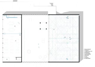 Architektonischer Grundriss mit zwei Hauptbereichen: links eine große Halle mit Tischen und Stühlen und rechts ein Mehrzweck-Sportbereich mit gekennzeichneten Aktivitätszonen.