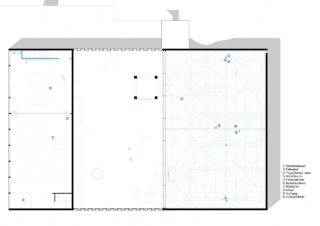 Architektonischer Grundriss mit einer großen offenen Halle (rechts) mit Rasterlinien und beschrifteten Zonen sowie kleineren Räumen, darunter einem Essbereich (links). Schlüsselsymbole kennzeichnen die Raumfunktionen.
