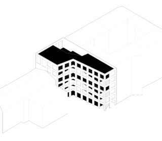 Isometrische Zeichnung eines mehrstöckigen Gebäudes mit einem zentralen Innenhof, schwarz hervorgehobenen Flachdachflächen und in Umrissen dargestellten angrenzenden Gebäuden.