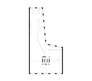 Schwarzweiße architektonische Grundrisszeichnung mit eckigen Außenwänden, Innensäulen und einem zentralen Treppen- oder Aufzugsschacht.