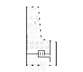 Schwarzweißer architektonischer Grundriss mit Möbelanordnung, Tischen, Stühlen, einer zentralen Treppe, einer Toilette und einem Sitzbereich im Freien unten.