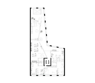 Schwarzweißer architektonischer Grundriss eines unregelmäßig geformten Gebäudes mit verschiedenen Räumen, Möbelanordnungen und einem zentralen Treppenhaus oder Aufzugsschacht.