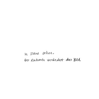 Handgeschriebener deutscher Text auf schlichtem weißem Hintergrund lautet: „In Szene setzen. Der Rahmen verändert das Bild.“.