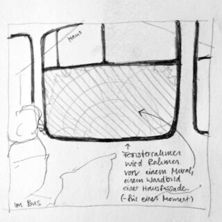 Skizze eines Busfensters, das den Blick auf ein Gebäude einrahmt, mit handschriftlichen deutschen Notizen, die das Fenster als Rahmen für ein Wandgemälde an einer Hausfassade beschreiben.