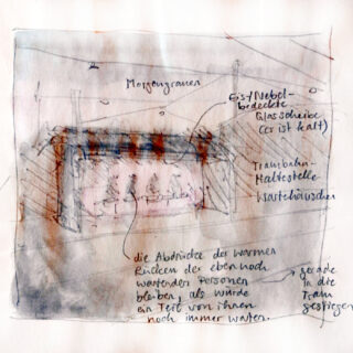 Eine Skizze von Menschen, die an einer Straßenbahnhaltestelle sitzen und handschriftliche deutsche Notizen mit der Beschreibung einer nebligen, kalten Morgenszene mit Kondenswasser an einer Glaswand halten.