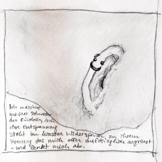 Eine Bleistiftskizze eines Ohrs mit einem darauf gezeichneten lächelnden Gesicht. In der unteren linken Ecke des Bildes erscheint deutscher handschriftlicher Text.