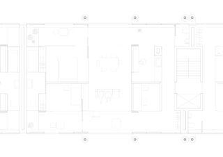 Architektonischer Grundriss mit mehreren Räumen, Möbelanordnungen, zwei Treppen, einem Aufzug und zentralen Ess- und Wohnbereichen.