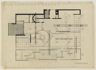 Schwarzweißer architektonischer Grundriss mit der Bezeichnung „Erdgeschoss“, der Räume, Möbelanordnungen, runde und rechteckige Tische sowie Rasterlinien für ein Gebäude namens Haus Tunnemann Brunn zeigt.