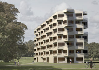 Ein modernes sechsstöckiges Wohnhaus mit geometrischen Balkonen steht auf einer Rasenfläche. In der Nähe spazieren Menschen, fahren Rad und sitzen. Im Hintergrund sind Bäume und Wolken zu sehen.