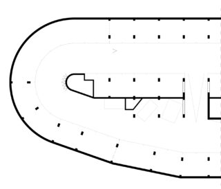 Schwarzweißer architektonischer Grundriss mit ovalem Grundriss mit Innenwänden, Trennwänden und markierten Ein- und Ausgängen.