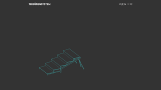 Ein einfaches Liniendiagramm einer kleinen gestuften Plattform mit Stufen, beschriftet mit „TRIBÜNENSYSTEM“ und „KLEIN I + III“ auf dunklem Hintergrund.