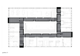 Schwarzweißer architektonischer Grundriss, der ein rechteckiges Gebäude mit Räumen um einen zentralen offenen Innenhof und Korridoren zeigt, die die Räume verbinden.