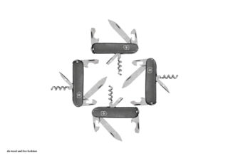 Vier Schweizer Taschenmesser sind in einem quadratischen Muster angeordnet, jedes mit unterschiedlichen ausgefahrenen Werkzeugen, auf einem schlichten weißen Hintergrund.