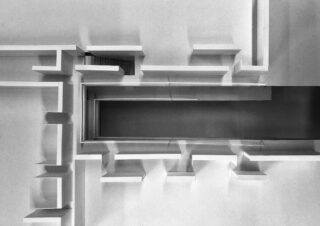 Schwarz-weiße Draufsicht einer geometrischen Architekturstruktur mit rechteckigen Formen und scharfen Schatten.