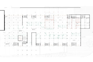 Architektonischer Grundriss eines Gebäudes mit Räumen, Fluren, Treppen, Aufzügen, Wänden, Türen und Fenstern, beschriftet mit Abmessungen und technischen Angaben.