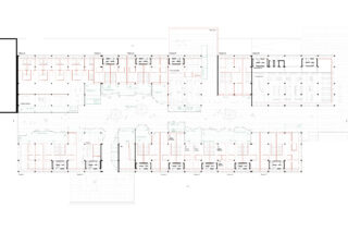 Architektonischer Grundriss, der einen Gebäudeplan mit mehreren Räumen, Fluren und ausgewiesenen Bereichen zeigt, einschließlich Eingängen, Detailbeschriftungen und mehreren offenen Gemeinschaftsbereichen.