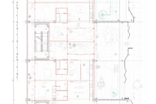 Architektonischer Grundriss mit mehreren Räumen, Möbelanordnungen, Treppen und Strukturelementen, versehen mit roten und schwarzen Linien und Maßmarkierungen an den Rändern.