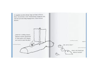 Eine einfache Schwarzweißzeichnung zeigt eine Figur auf einem kleinen Floß, die Fische im Meer nach ihrem vermissten Bruder fragt. Über jeder Figur befindet sich ein deutscher Dialogtext.