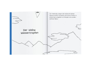 Ein aufgeschlagenes Kinderbuch zeigt einfache Strichzeichnungen von Bergen und Wasser, mit deutschem Text über einen kleinen Wassertropfen und seine Familie in der Natur.