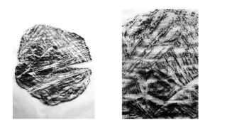 Zwei abstrakte schwarz-weiße Strukturdrucke, jeweils mit sich kreuzenden Linien und groben Mustern, nebeneinander auf weißem Hintergrund dargestellt.